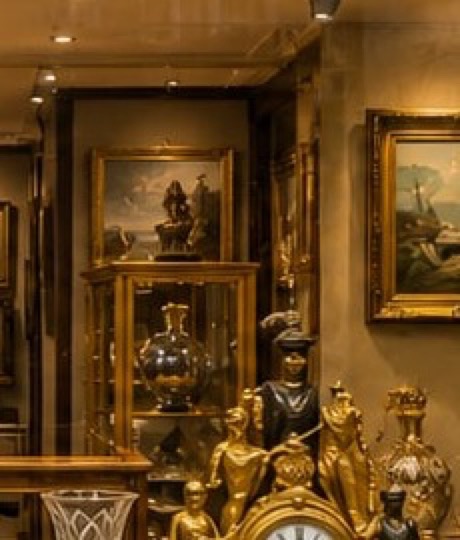 Vitrine dorée et tableaux anciens dans la galerie