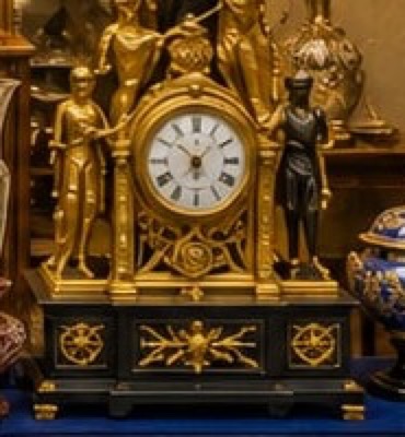 Pendule en bronze doré et marbre noir