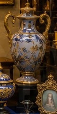 Vase couvert en porcelaine à monture de bronze doré