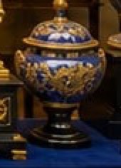 Potiche couverte en porcelaine bleue rehaussée d'or