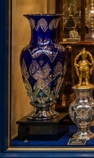 Vase en cristal doublé bleu à décor taillé