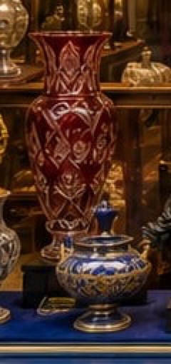 Vase en cristal doublé rouge à décor taillé